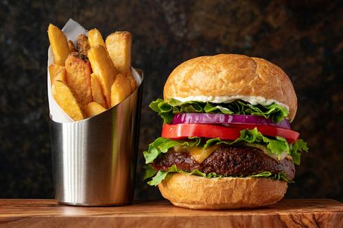 В США мужчина захотел отсудить у ресторана миллион долларов за то, что ему в гамбургер добавили лук