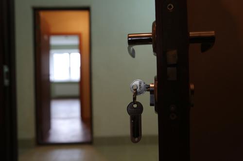 Полицейские изъяли 5,5 кг наркотиков из квартиры на улице Софьи Ковалевской