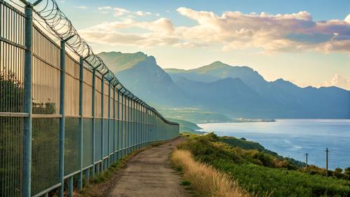 Жители Гурзуфа возмущены забором в центре поселка