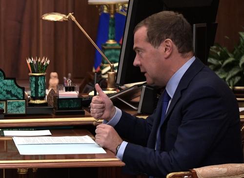 Медведев одобрил выступление латвийского депутата Росликова в защиту русского языка
