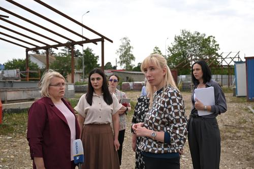 Вице-губернатор Кубани Анна Минькова посетила стройплощадку детского сада в Апшеронском районе