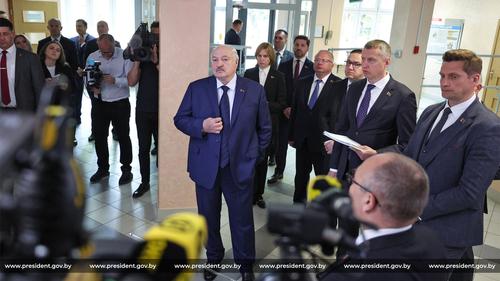 Лукашенко заявил, что Белоруссии, ставшей островком стабильности и спокойствия, спокойно жить не дадут