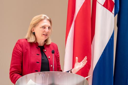 Кнайсль: члены НАТО понимают, что без США они ничто, поэтому вынуждены ориентироваться на Трампа