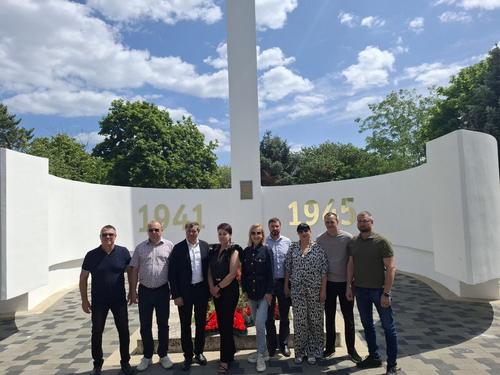 Депутаты ЗСК Игорь Брагарник и Денис Хмелевской привезли в Херсонскую область гуманитарную помощь