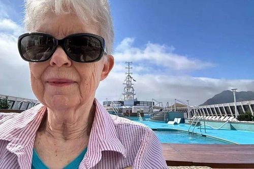 77-летняя женщина продала всё своё имущество и переехала жить на лайнер «бесконечный круиз»