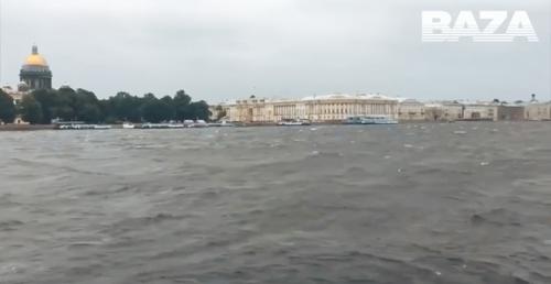 Питер всё-таки начало топить — уровень воды поднимается на набережных города