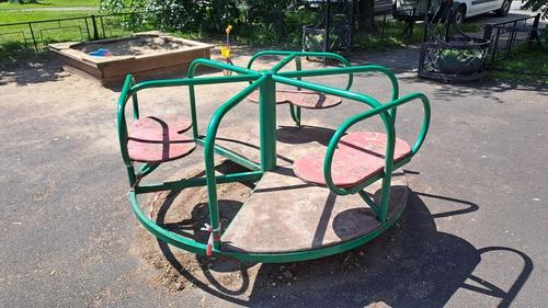 Прокуратура требует замены опасного оборудования на детской площадке