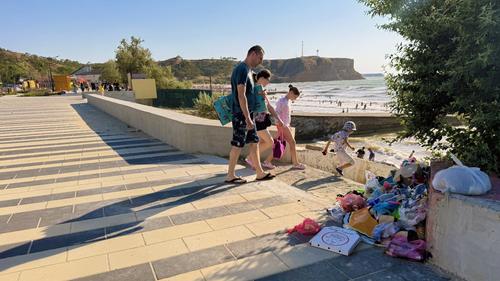 На новой набережной, стоящей несколько десятков миллионов рублей, кучи мусора На новой набережной, стоящей несколько десятков миллионов рублей, кучи мусора