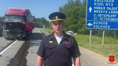 Два человека погибли в столкновении с фурой на дороге в Ленобласти
