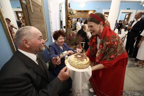 Алексей Текслер наградил медалями супружеские пары