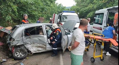 Глина на сырой дороге, возможно, стала причиной ДТП