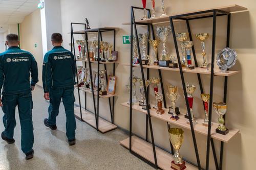 Метран  открыл постоянную выставку спортивных достижений сотрудников