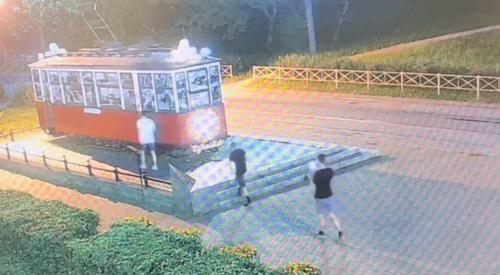 В Петербурге полиция задержала вандалов, повредивших мемориал трамваю