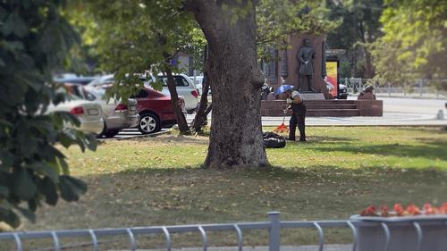 У Совмина Крыма дворники в прикиде «а-ля Китай»