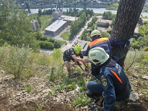 В Челябинской области мужчина полез на гору за козой и не смог спуститься