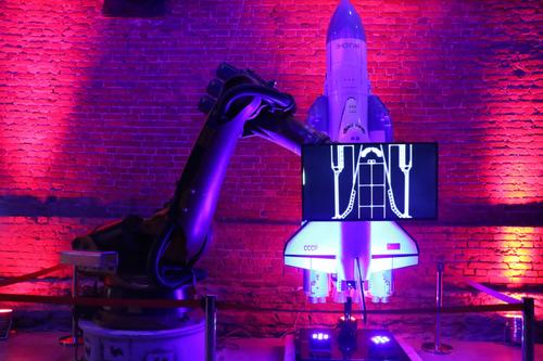 Российские космонавты встретили экипаж Crew Dragon на орбите