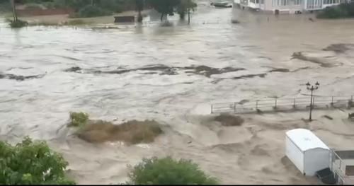 На юге России ливни и смерчи приводят к наводнениям На юге России ливни и смерчи приводят к наводнениям