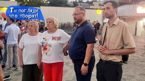 Мэр Алушты по вечерам гуляет по набережной для безопасности отдыхающих Мэр Алушты по вечерам гуляет по набережной для безопасности отдыхающих