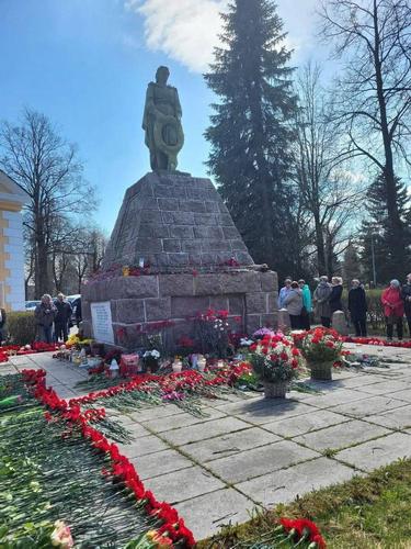 На месте снесенного памятника «Мать» в Кохтла-Ярве проводятся раскопки братской могилы На месте снесенного памятника «Мать» в Кохтла-Ярве проводятся раскопки братской могилы