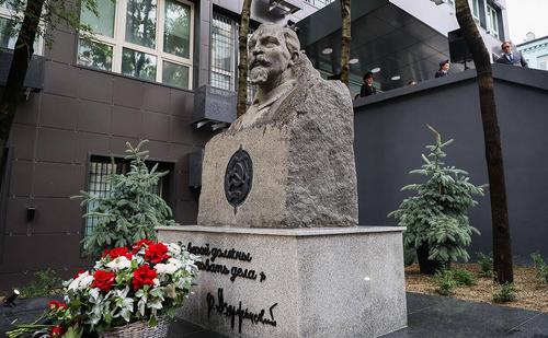 Памятник Дзержинскому открыли во Владивостоке, на очереди — Москва?