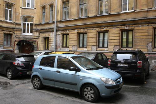 УК в Петербурге выплатит почти 800 тысяч за ущерб автомобилю от обрушения фасада