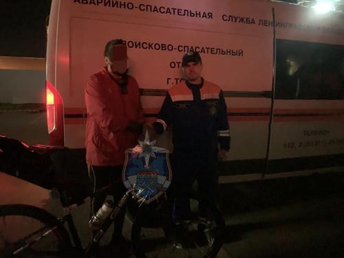 Спасатели эвакуировали заблудившегося мужчину из леса в Гатчинском районе