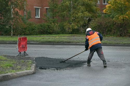 Прокуратура нашла нарушения в содержании дорог на улице Пионерстроя