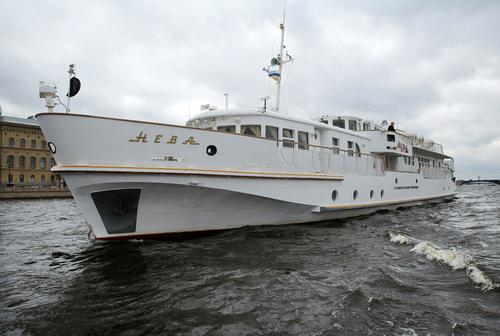 Полиция проверяет обстоятельства посадки теплохода на мель