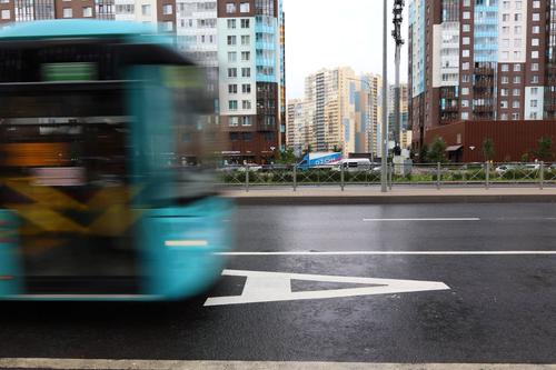 Выделенную полосу на Комендантском проспекте запустят в октябре