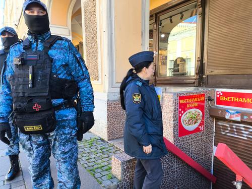 Судебные приставы проверили арендаторов Апраксина двора