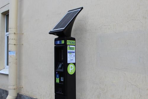 Новые тарифы на платные парковки освободили места в центре Петербурга