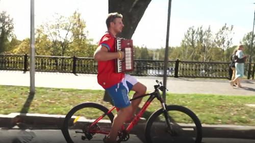 За год баянист-путешественник сносил три баяна