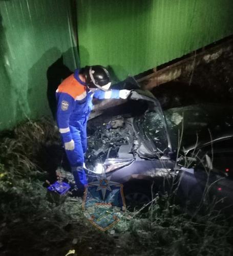 Спасатели освободили пострадавшего водителя в ночной аварии под Тосно