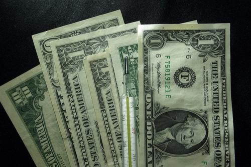 Цены на нефть снижаются на мировых рынках