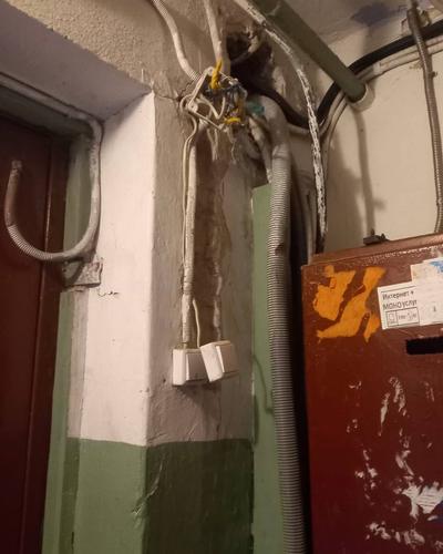 Прокуратура потребовала привести в порядок подъезды на Тракторной улице