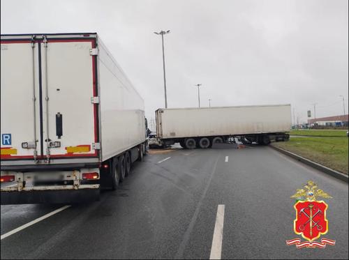 Водитель легковушки госпитализирован после столкновения с грузовиками