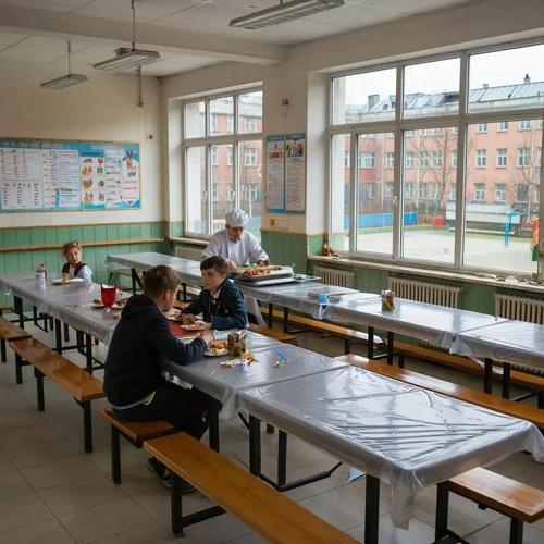 «Столовая сегрегации»: в Азове детей поделили на «своих» и «чужих» за обедом