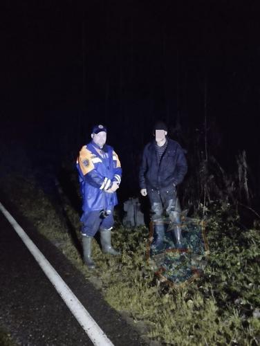Пропавшего в лесу Лужского района мужчину эвакуировали спасатели