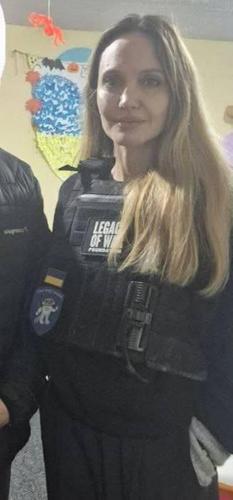 Охранника Анджелины Джоли насильно мобилизовали в Украине 