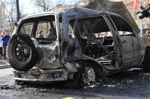 Четыре автомобиля пострадали от огня в трех районах Петербурга за ночь