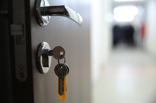 Прокуратура восстановила жилищные права сироты в Петербурге