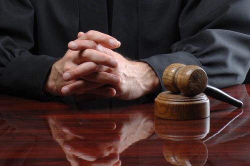 Прокуратура добилась отмены оправдательного приговора чиновнице