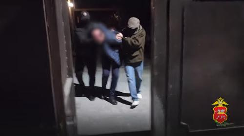 Чиновника при задержании положили «мордой в бабки»