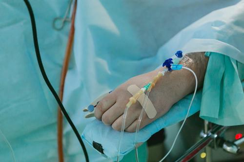 Пострадавшую при атаке ВСУ на Севастополь девочку могут перевезти в Москву