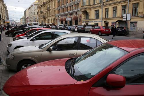 На трех улицах в Петербурге введут ночные ограничения стоянки