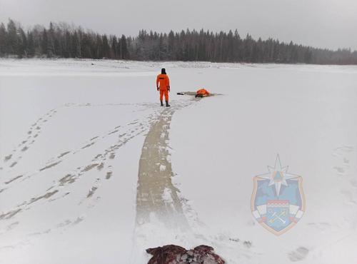 Спасатели нашли тело погибшего рыбака у озера в Ленобласти