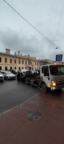 Больше 20 автомобилей в Петербурге эвакуировали из-за нарушений правил парковки
