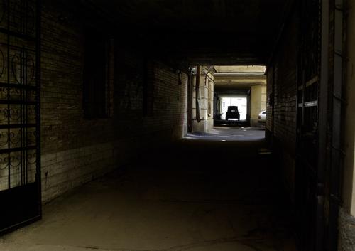 Петербуржцы требуют от коммунальщиков убрать последствия пожара во дворе