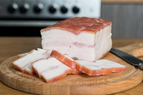 Белорус украл 2 тонны сала, чтобы отомстить за своё увольнение