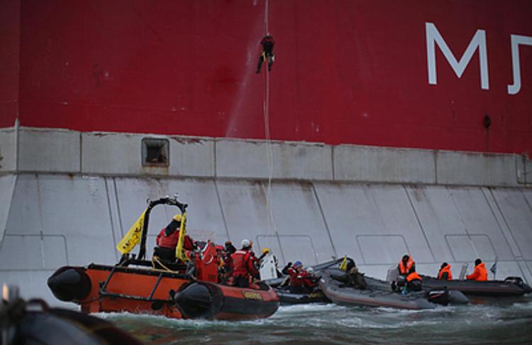 Судно Greenpeace обыскивают, как корабль из романа о пиратах